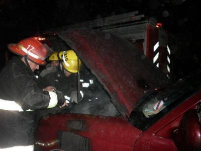 Incendio en el motor de una camioneta