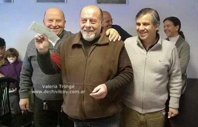 Guillermo Britos entrega 108 becas a alumnos de distintos niveles