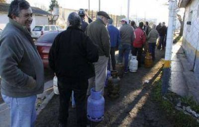 El denso peregrinar para conseguir garrafas a 16 pesos