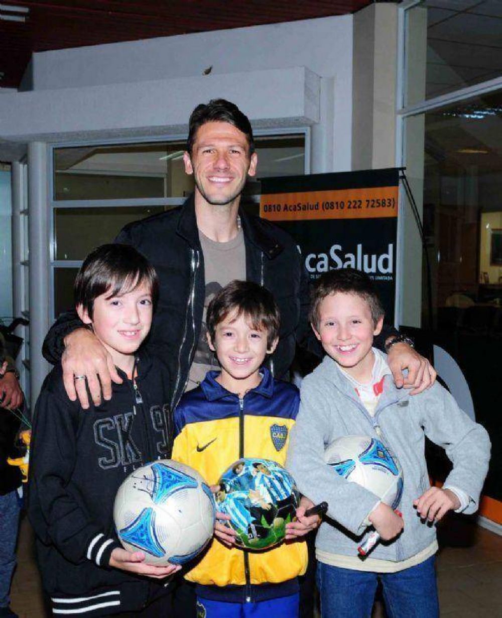 Ni�os carlospacenses recibieron a Mart�n Demichelis