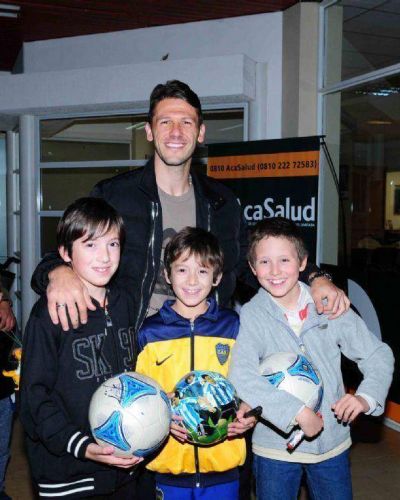 Ni�os carlospacenses recibieron a Mart�n Demichelis