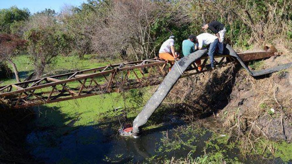 Tareas de desag�e en la laguna de Bajada Grande
