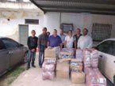 Entregan donaciones para inundados