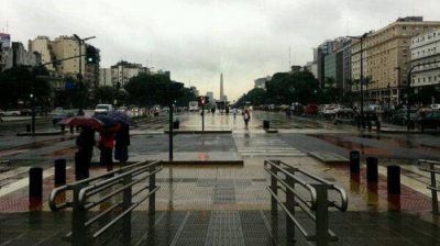 Lunes sin mucho fr�o pero con tormentas en la Ciudad