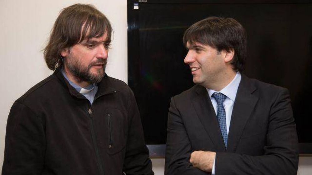 Diego Bossio junto al Padre Pepe en San Mart�n