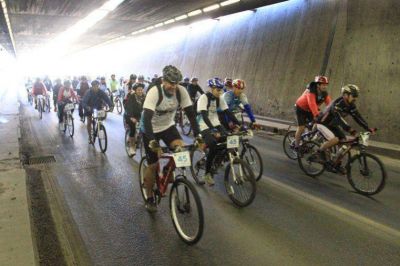 M�s de 700 ciclistas participaron del cruce del T�nel Subfluvial