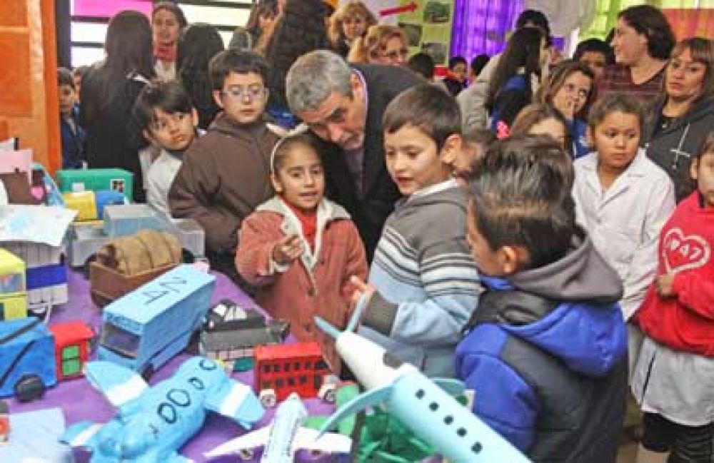 Ferraresi recorri� la Feria de Ciencias de la E.E.P. N� 7