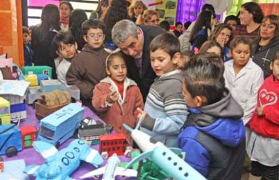 Ferraresi recorri� la Feria de Ciencias de la E.E.P. N� 7