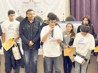 El ministro Aparicio visit� la ciudad y sum� j�venes a Envi�n