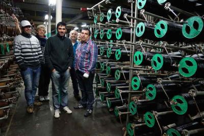 Esos hombres que luchan por sus fuentes de trabajo