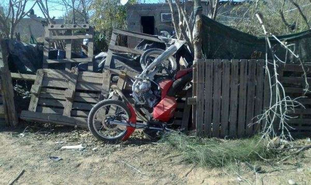 Auto colision con una moto conducida por una menor en barrio Virgen del Valle
