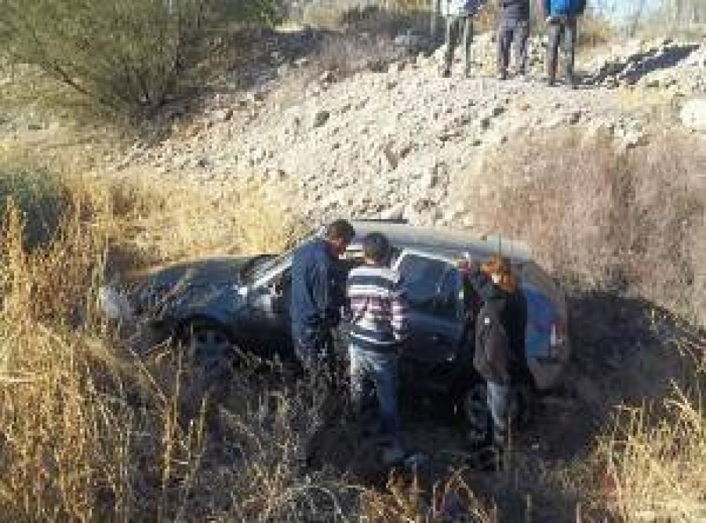 Qued� grave tras chocar y volcar en auto