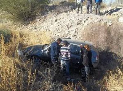 Qued� grave tras chocar y volcar en auto