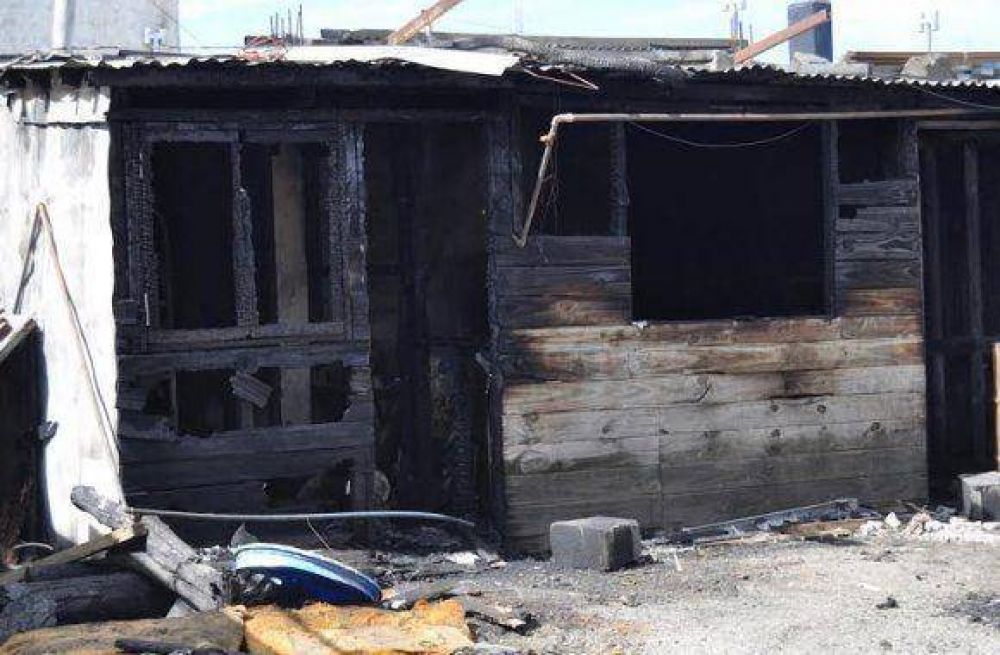 Viol� la prohibici�n de acercamiento, apu�al� a su ex pareja e incendi� la casa