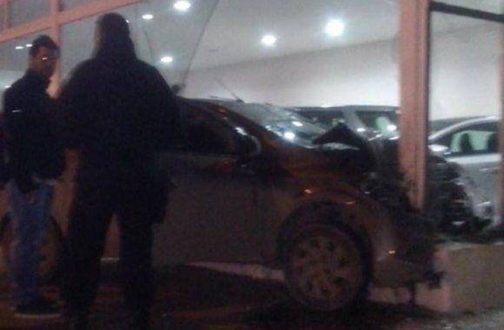 Conduc�a alcoholizado y finaliz� dentro de una concesionaria de autos