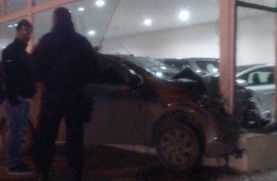 Conduc�a alcoholizado y finaliz� dentro de una concesionaria de autos