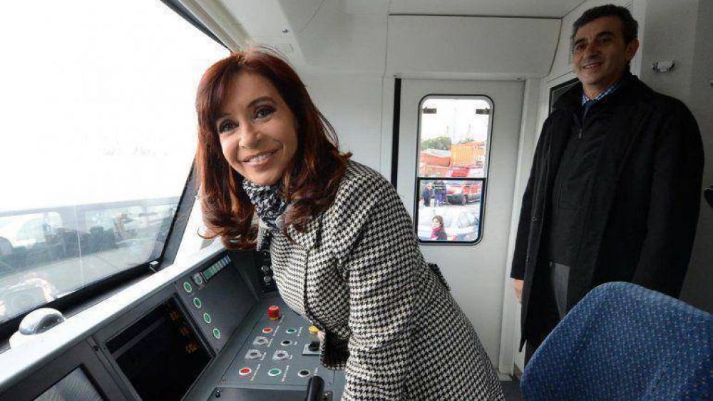 La Presidente asegur� que ning�n pasajero podr� viajar colgado en los nuevos trenes