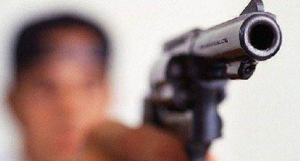 Lo agarr� del cuello, le gatill� en la cabeza y le rob� el dinero recaudado