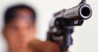 Lo agarr� del cuello, le gatill� en la cabeza y le rob� el dinero recaudado