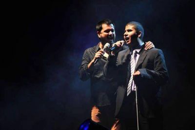 Conmovedora sorpresa para V�ctor Vega: Jorge Rojas lo invit� a cantar con �l en el escenario mayor