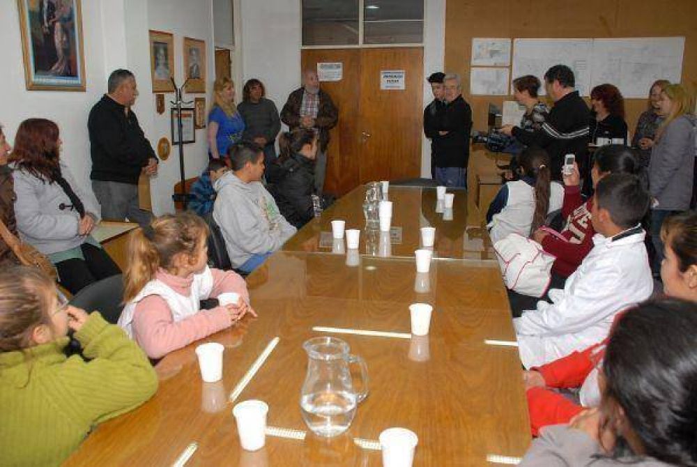 El diputado Regueiro entreg� becas de estudio