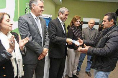 Entregaron carnets a pensionados y subsidios a instituciones y cooperativas