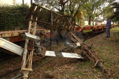 Fuera de control, descarril� y destroz� todo a su paso