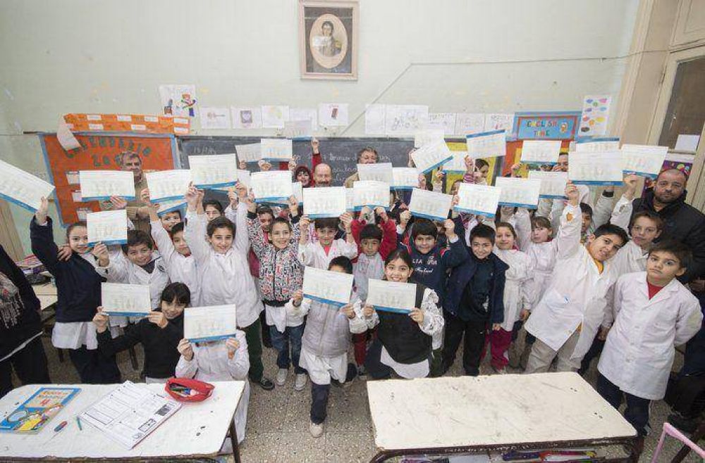 Inza entreg� certificados de las clases de ajedrez en la Escuela Normal
