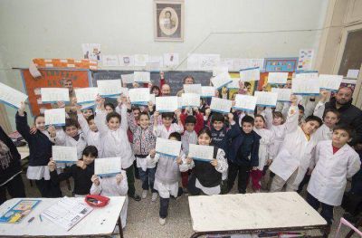 Inza entreg� certificados de las clases de ajedrez en la Escuela Normal
