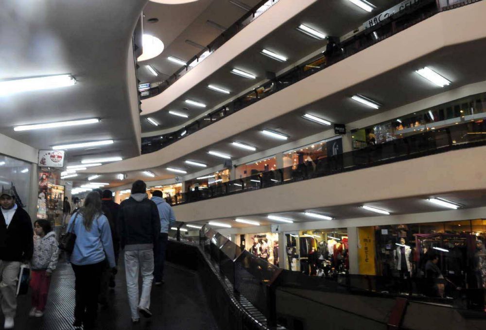 Comercio: el empleo informal llega al 40% y acuerdan operativos de control