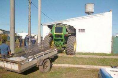Un productor se descompuso y se meti� adentro de una casa con su tractor