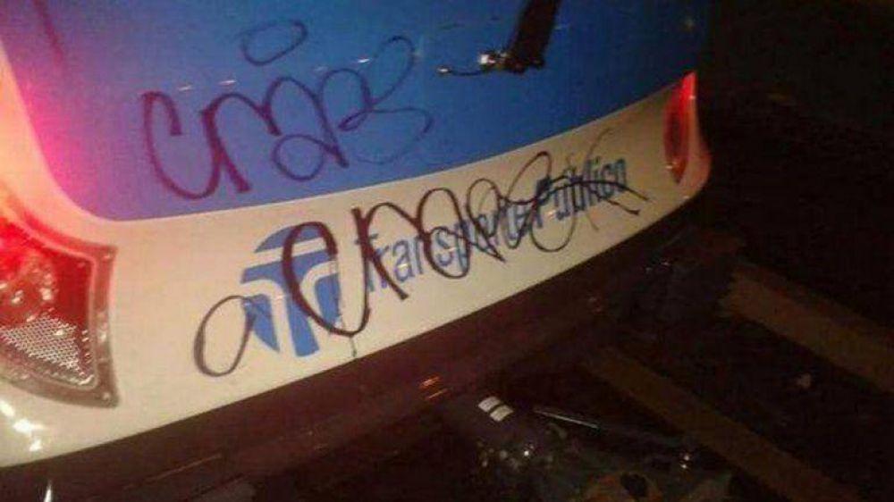 Aparecieron grafitis en los nuevos vagones del Sarmiento, a menos de 24 horas de su estreno