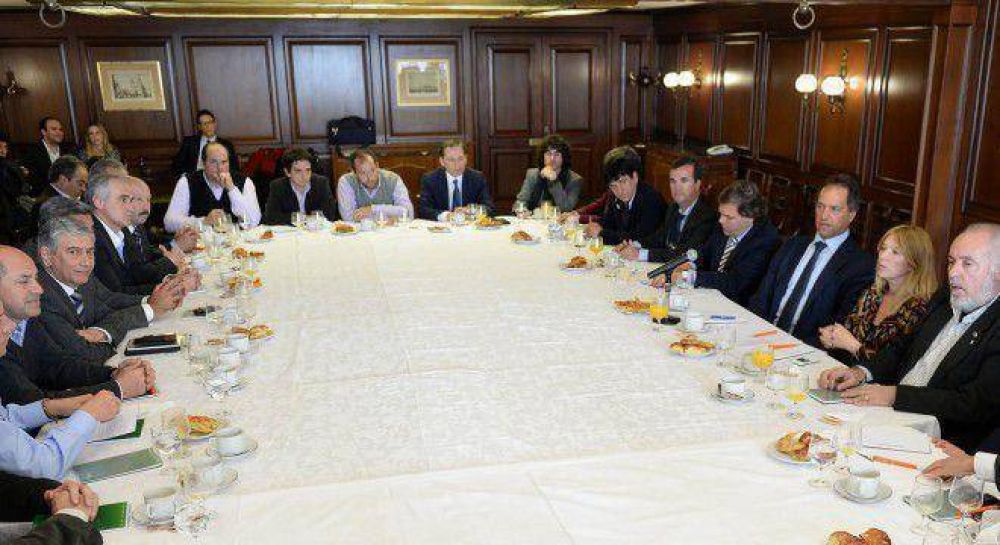 Scioli se reuni� con 30 intendentes y les dijo que 