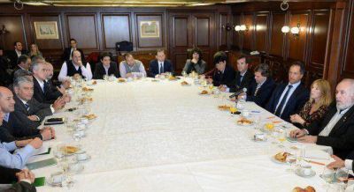 Scioli se reuni� con 30 intendentes y les dijo que 