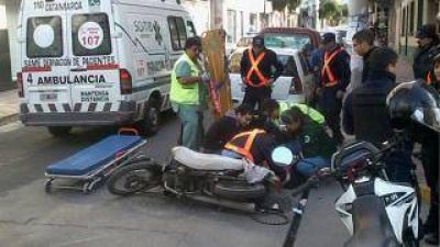 Violenta colisi�n en pleno centro deja a motociclistas con lesiones varias