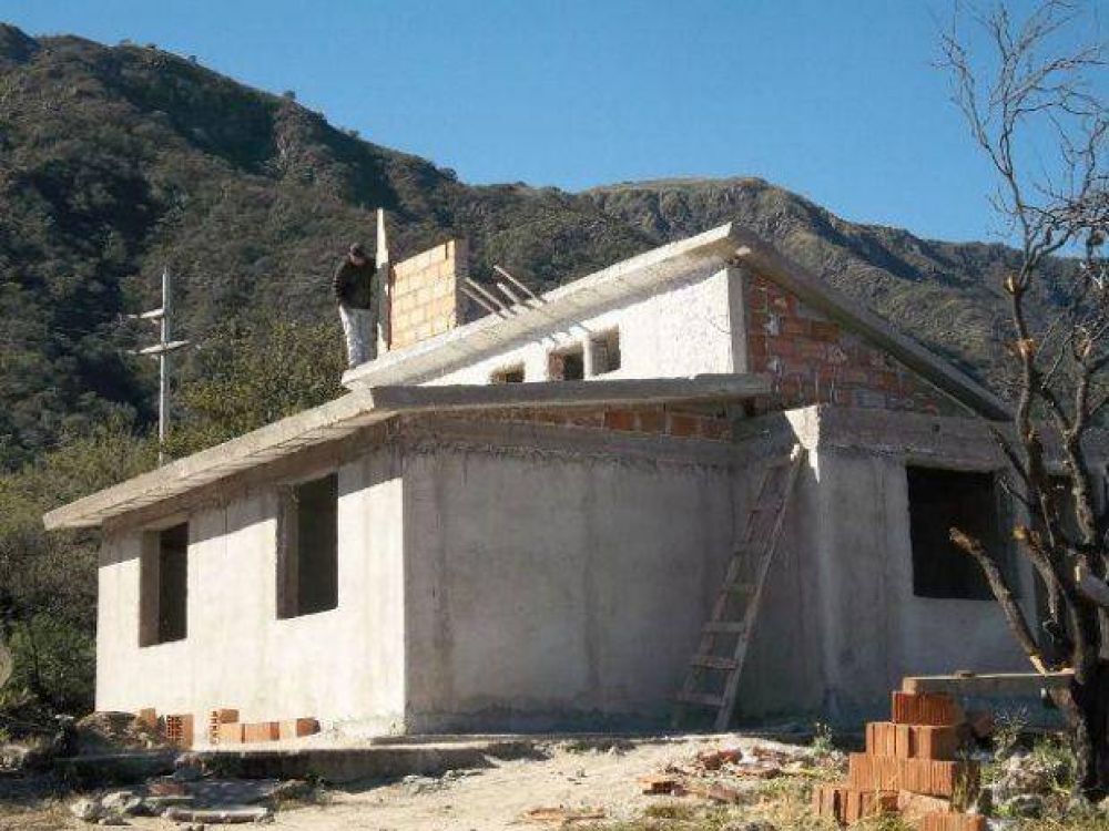 Construyen casas para familias que viv�an hacinadas en una escuela