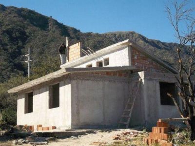 Construyen casas para familias que viv�an hacinadas en una escuela