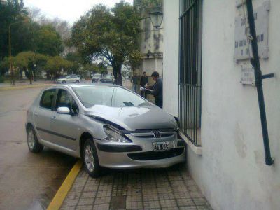 Dos autos chocaron y uno termin� en la Casa de Haedo