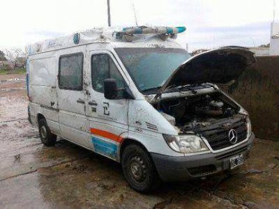 Volc� una ambulancia: Conductor perdi� el control porque la ruta estaba mojada