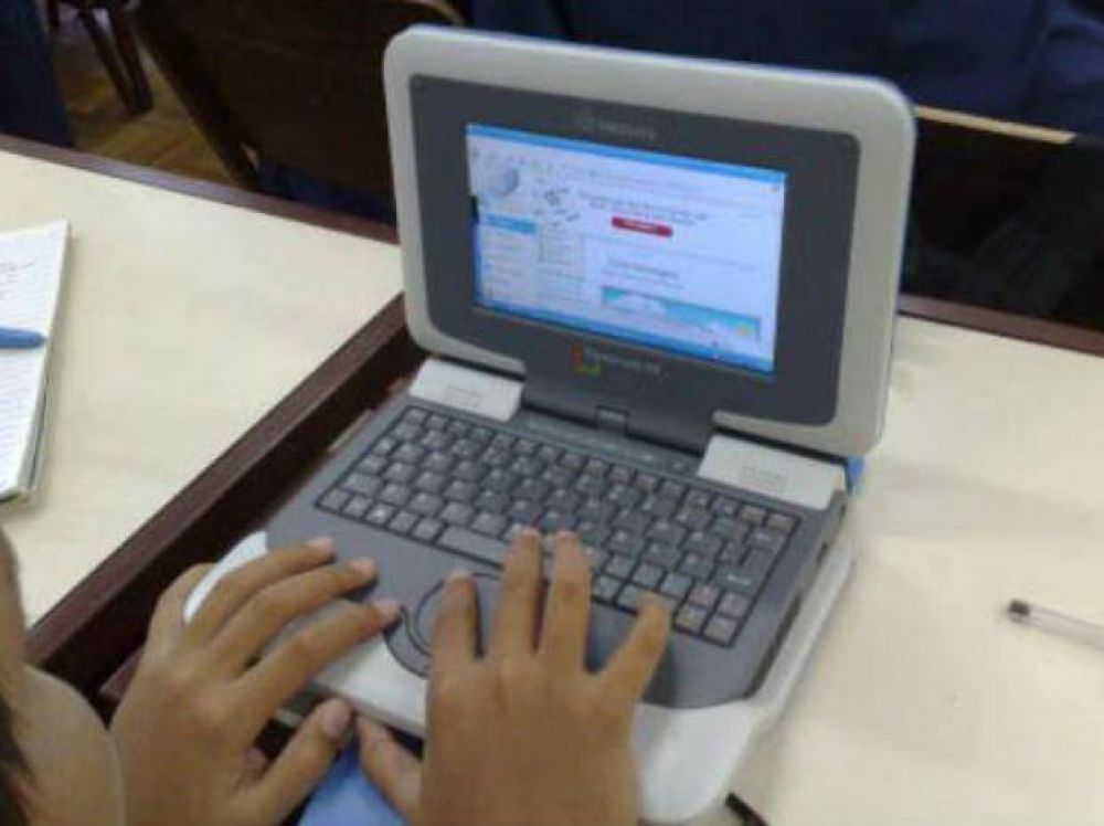 Antonio Bonfatti entregar� equipamiento digital para escuelas de Rosario y G�lvez