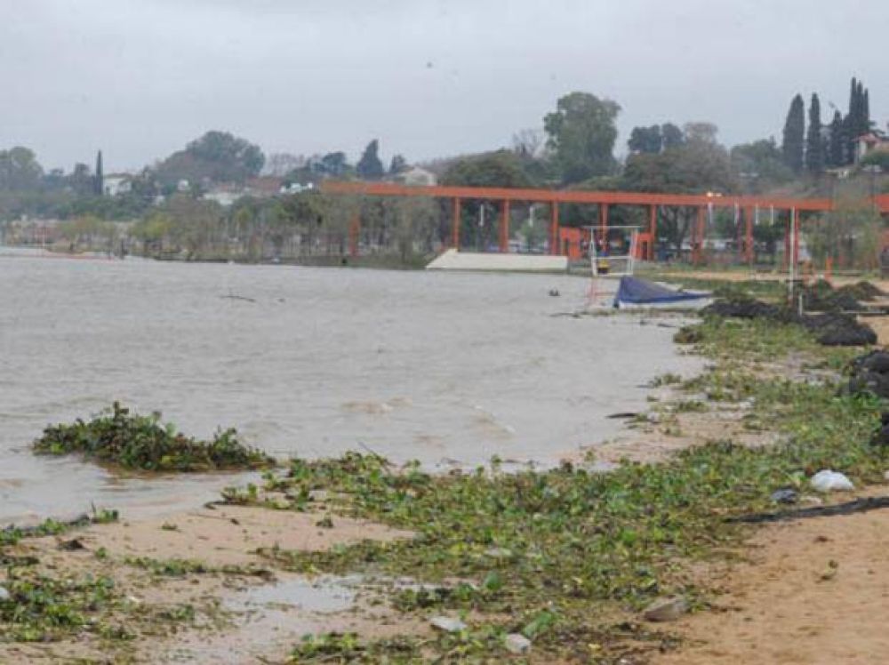 Isle�os y pescadores son los m�s afectados por la crecida del r�o Paran�