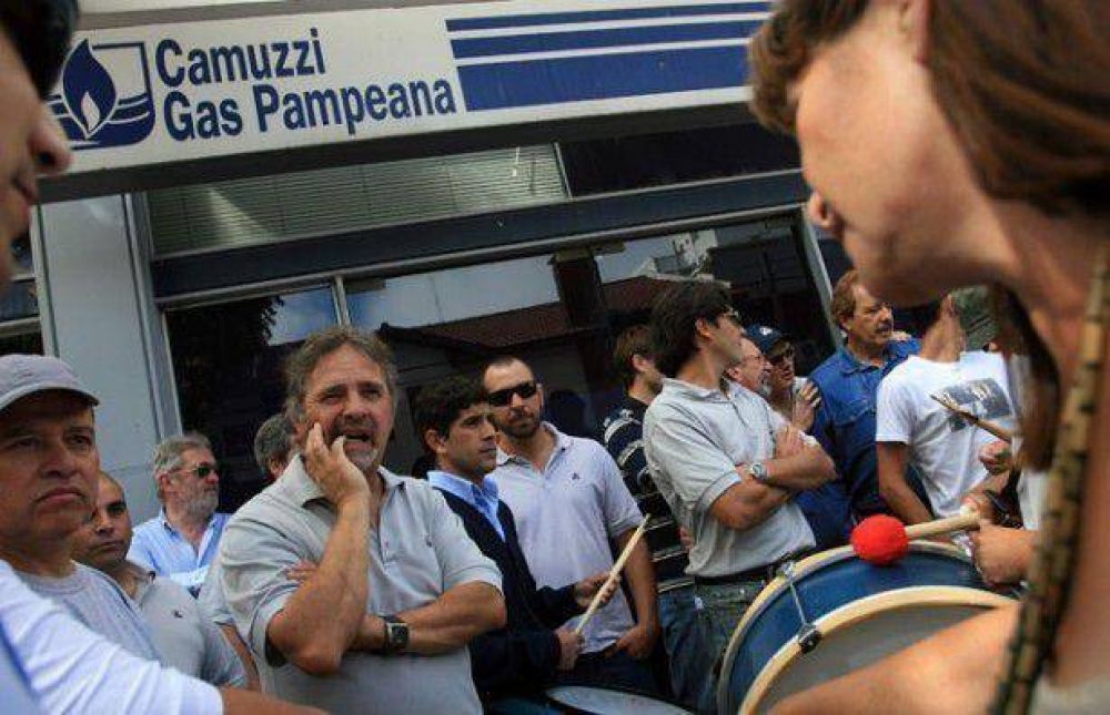 Dale gas: Largas colas e interminables quejas en las oficinas de Camuzzi 