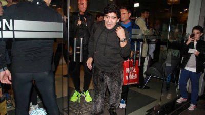 Maradona se pele� con periodistas en Las Ca�itas