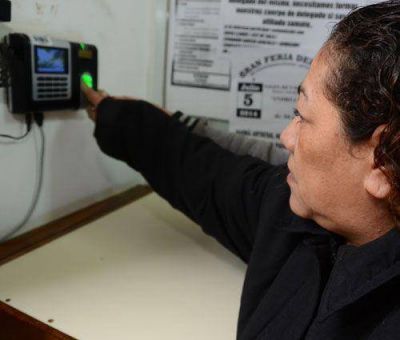 Casi ciega, es obligada a trabajar