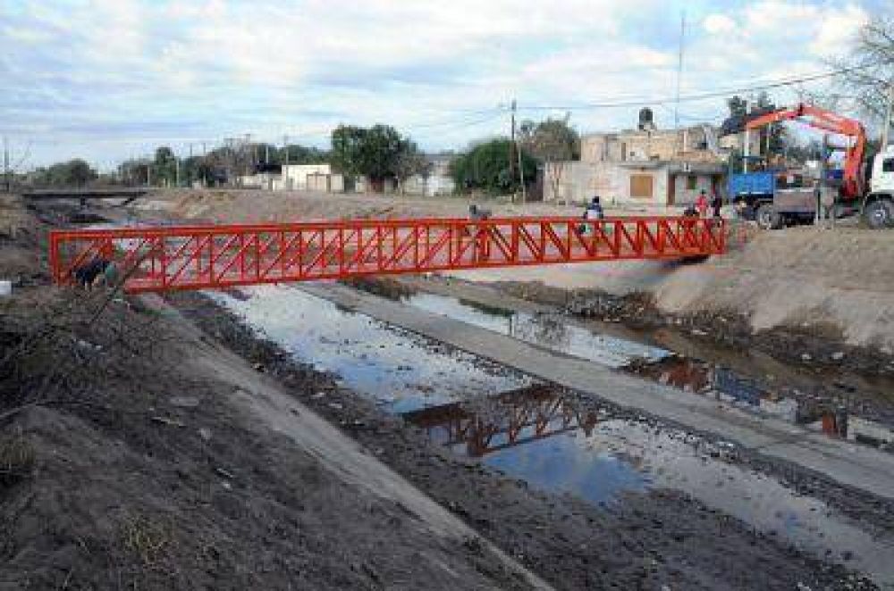 B� H. HONDO: La comuna capitalina instal� nuevo puente peatonal sobre el canal San Mart�n