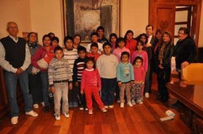 El Senador Zamora salud� a los alumnos de El Abra, que visitaron Casa de Gobierno