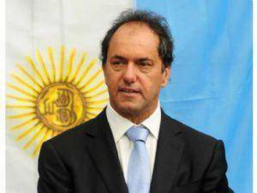 En busca de apoyo a su candidatura a Presidente, Scioli llega a Tucum�n para reunirse con Alperovich