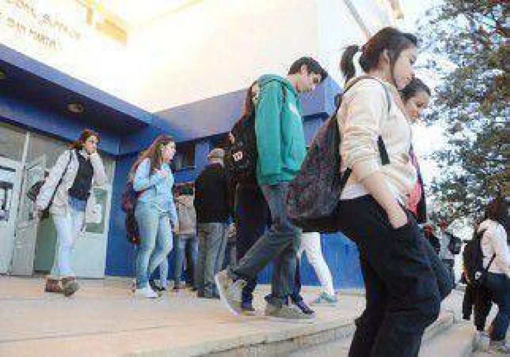 Con un plan, buscar�n bajar la repitencia en primer a�o 