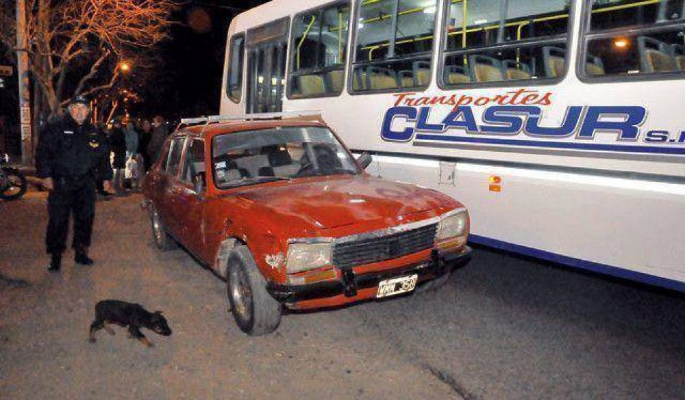 Se qued� sin frenos y por esquivar un colectivo, atropell� a tres mujeres