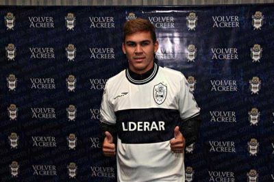 Rojas firm� y lo presentaron, Nery se qued� con las ganas